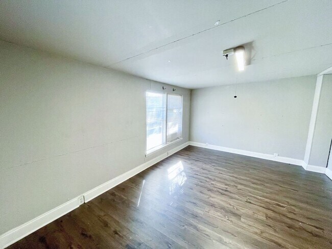 Building Photo - Charming Single-Story, 3Bed/2Bath Gem Minutes from Southtown