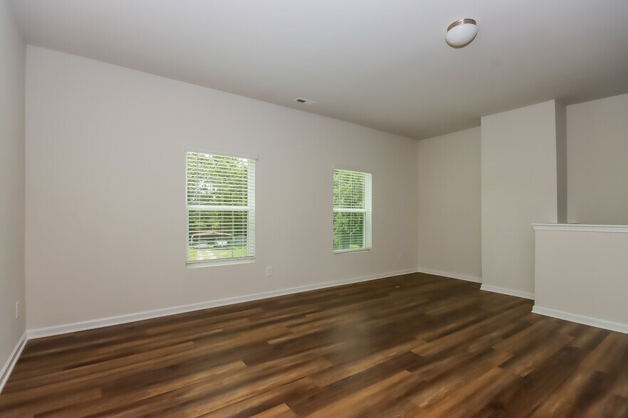 Building Photo - 196 Sharon School Rd