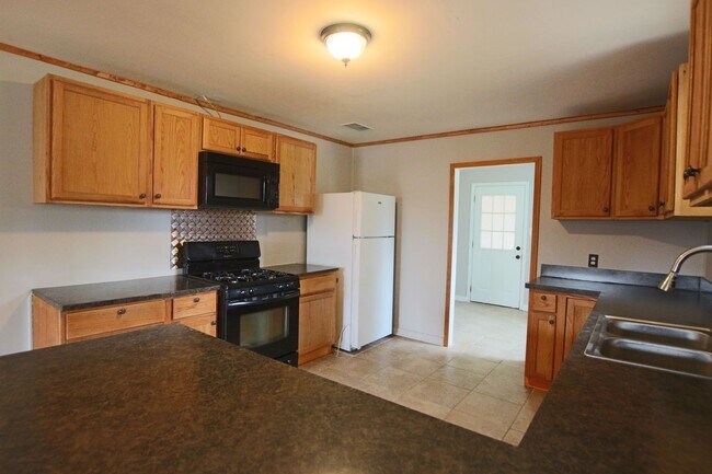 Building Photo - Coming Soon! 3 Bedroom 2 Bath in Bullard! Large Shop!
