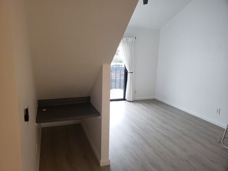 Building Photo - 2323 Huntington St