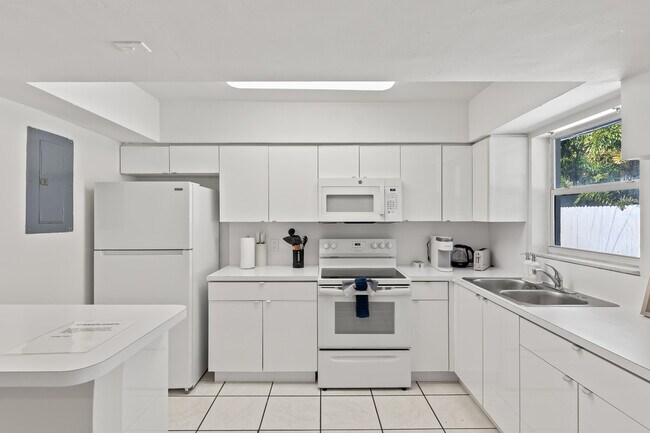 Building Photo - 1761 NE 55th St