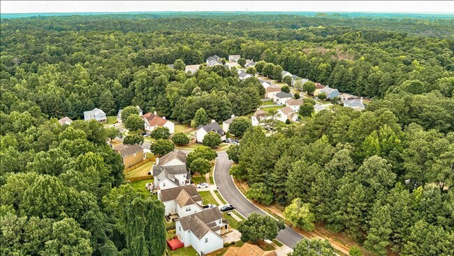 Building Photo - Welcome to this stunning 4-bedroom, 2.5-ba...