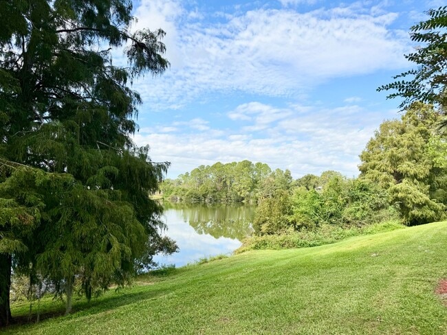 Building Photo - Beautiful 2 bedroom/2 bathroom corner condo in gated Regency Park!