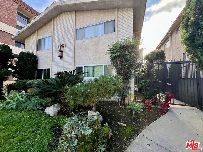 Building Photo - 1261 Granville Ave