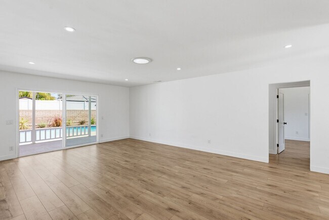 Building Photo - Beautiful modern 3 Bed + 3 Bath House + Pool + Garage