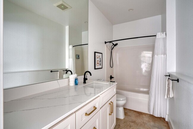 Building Photo - 4980 N Vancouver Ave