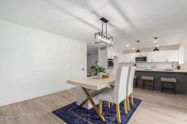 Building Photo - 3933 W Cactus Wren Dr