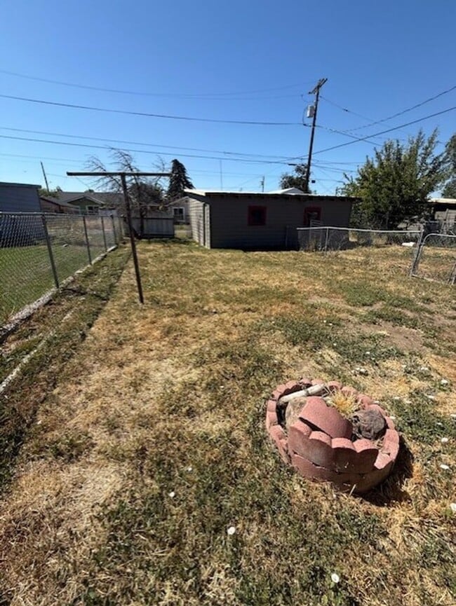 Building Photo - 2 Bedroom, 1 bath Duplex
