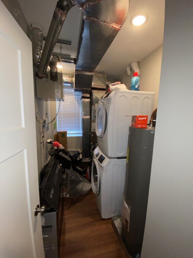 Building Photo - Stunning sunsets on private balcony 2 bed 2 bath in Longfellow!