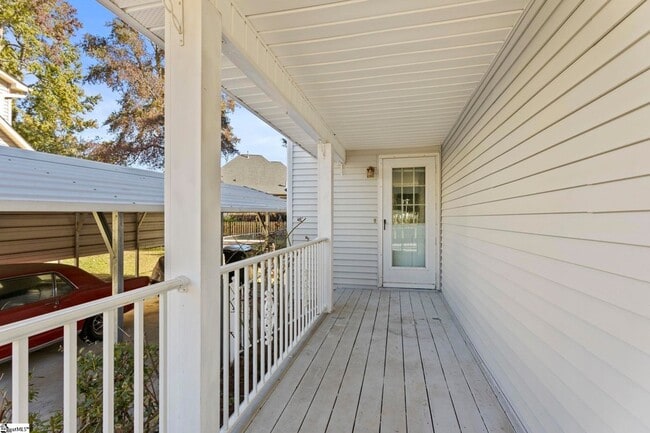 Building Photo - 405 Creek Dr