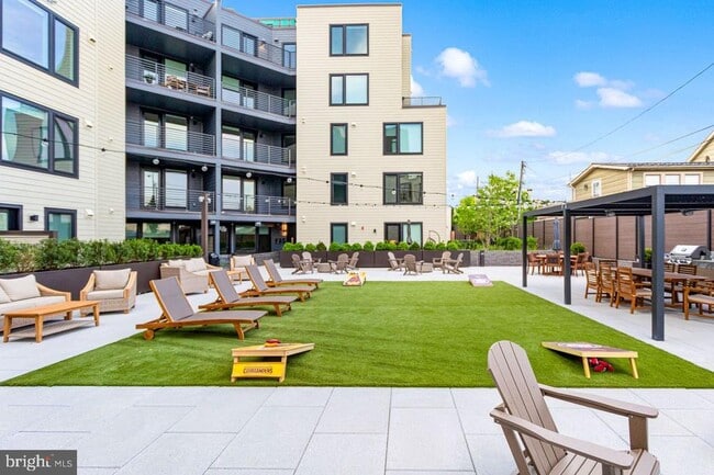 Building Photo - 701 N Henry St