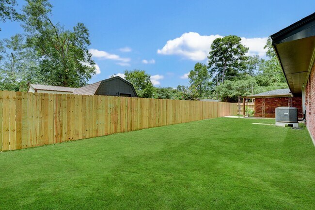 Building Photo - 1703 N Roberson St