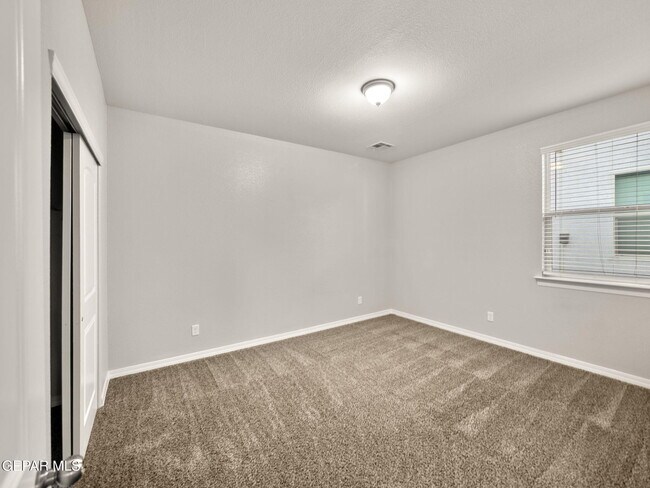 Building Photo - 5916 Hidden Acres Dr