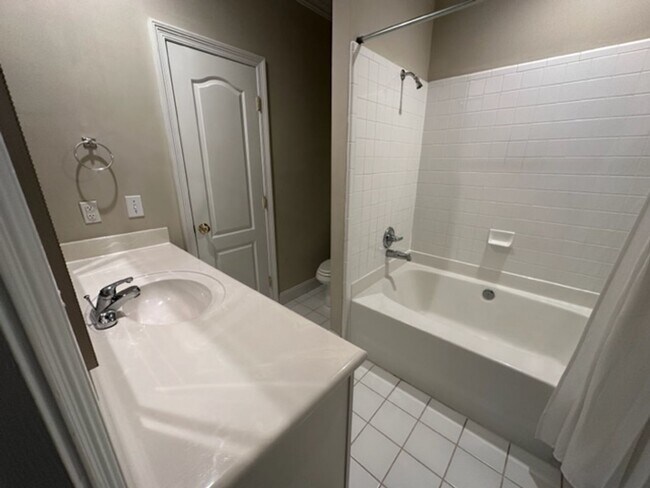 Building Photo - Stunning Townhome - Irving Park