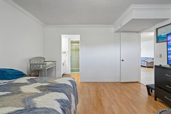 Building Photo - 6075 N Sabal Palm Blvd