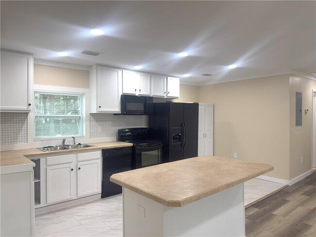 Building Photo - 3301 Kelwin Ave