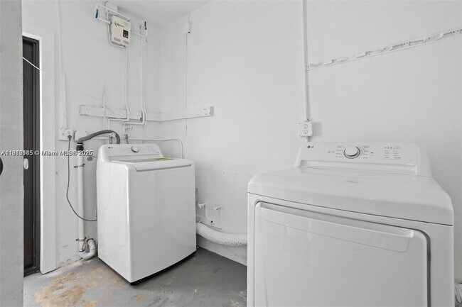 Building Photo - 72 NE 186th Terrace