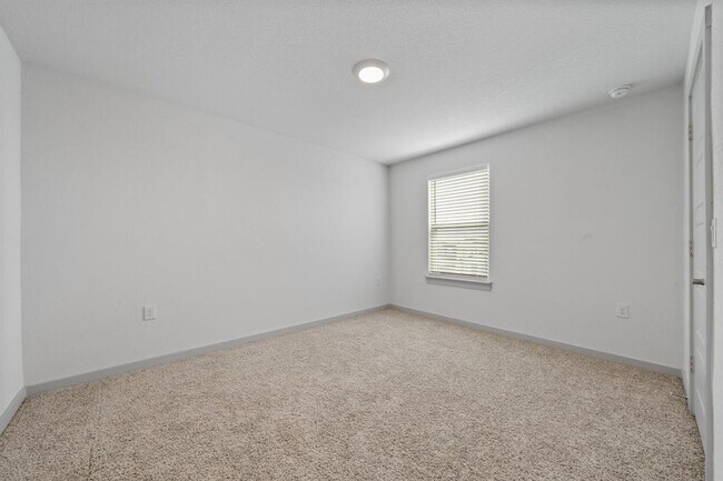 Building Photo - 14008 Zuhause Dr