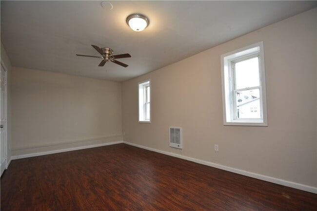 Building Photo - 4395 Nine Mile Point Rd - Unit N Rd