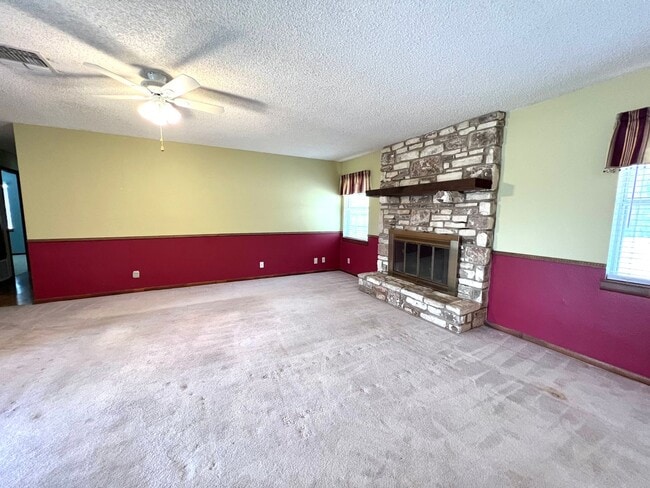 Building Photo - Comfortable 3/2 Home