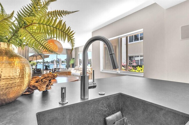 Building Photo - 1130 Venetian Way