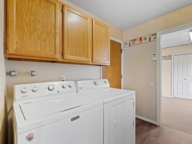 Building Photo - Spacious 5-Bedroom Home for Rent in Sandy, UT