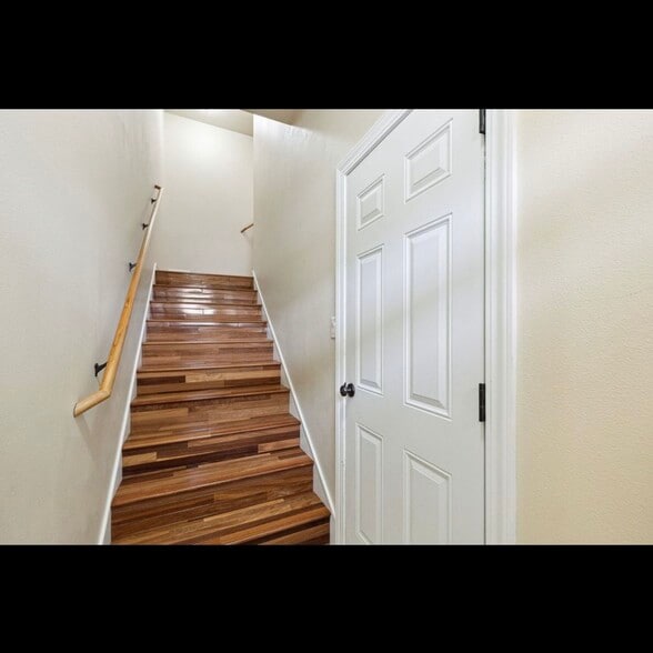 Building Photo - 825 Crestmont Way