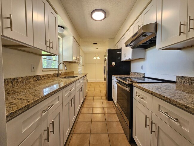 Building Photo - Cozy 3 Bedroom 2 bathroom Home in Prime Or...