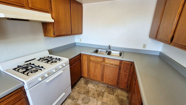 Building Photo - Upstairs 3 Bedroom 2 Bath Apartment with H...