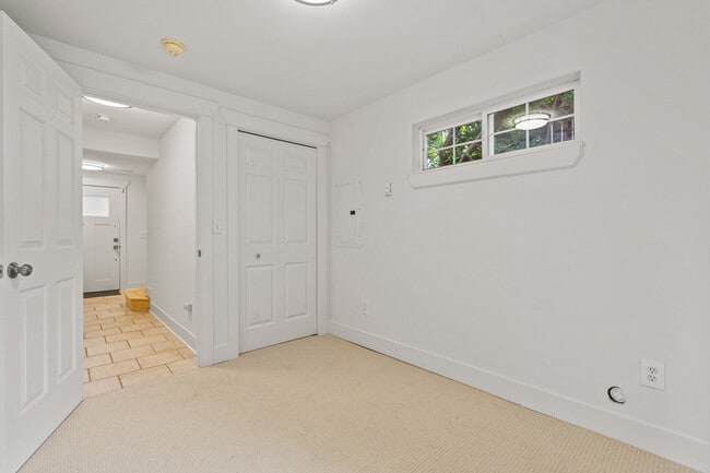 Building Photo - 910 N 74th St