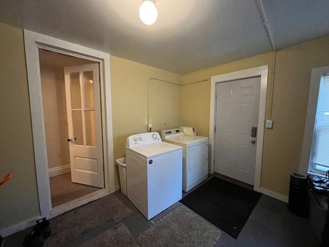 Building Photo - 703 Fremont Ave NW