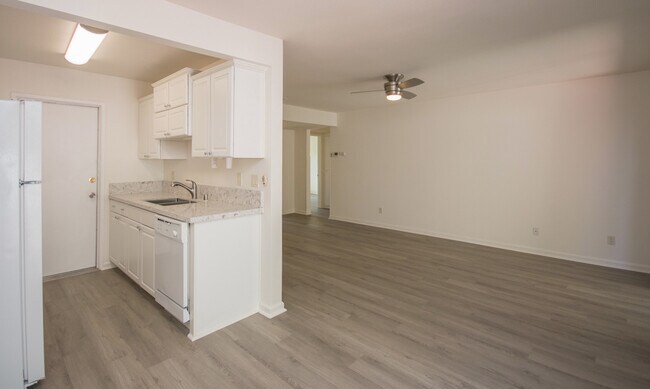 Building Photo - 55+ Senior Community! Delightful 2BR Home ...