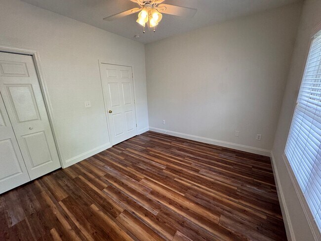 Building Photo - Experience Modern Main-Level Living in a Private Oak Ridge Community