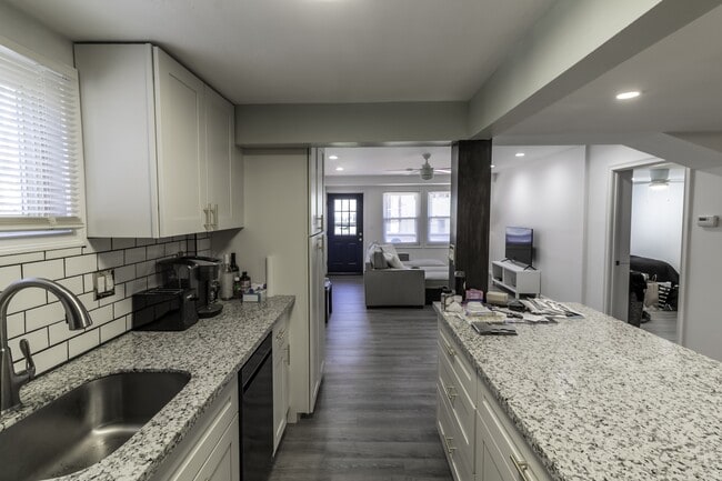 Building Photo - 916 Highview St