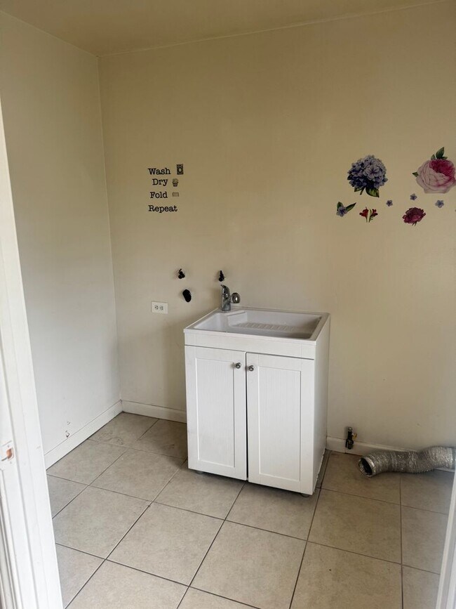 Building Photo - Single Family Home