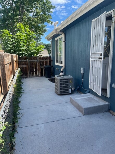 Building Photo - 1510 W Maple Ave