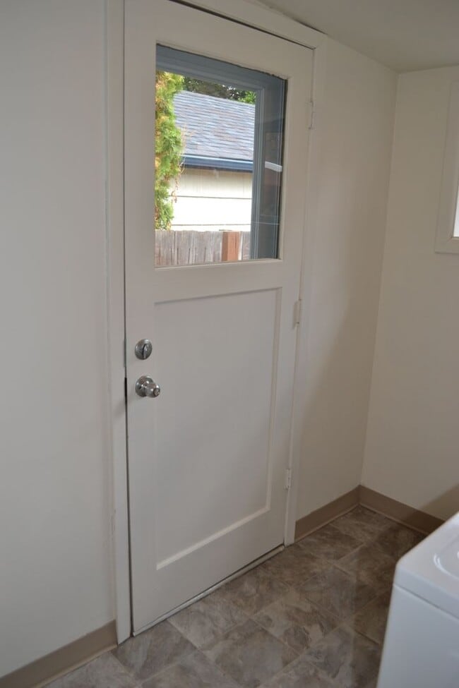 Building Photo - Quaint two-bedroom charmer in Northeast Salem