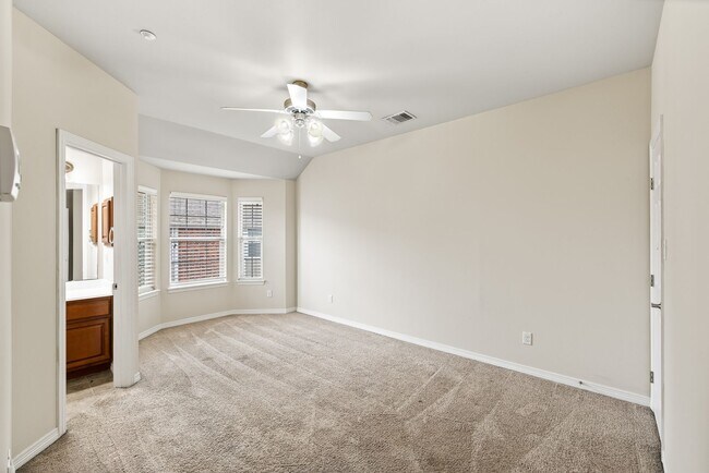 Building Photo - August 2026 Pre-Lease 4 bed Lakeridge - NO CARPET!
