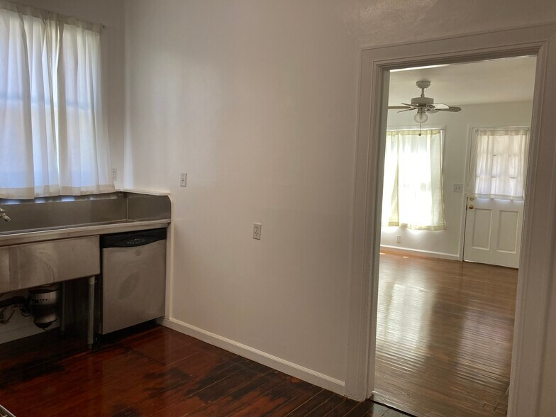 Kitchen w/ Dishwasher - 929 Georgia St