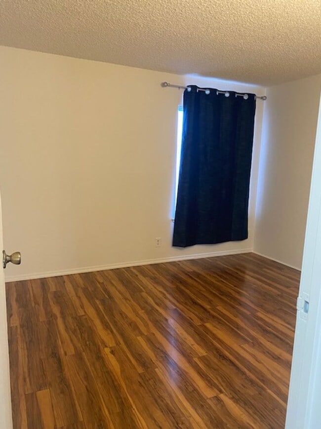 Building Photo - Cute 1 bdrm, 1 bath downstairs condo