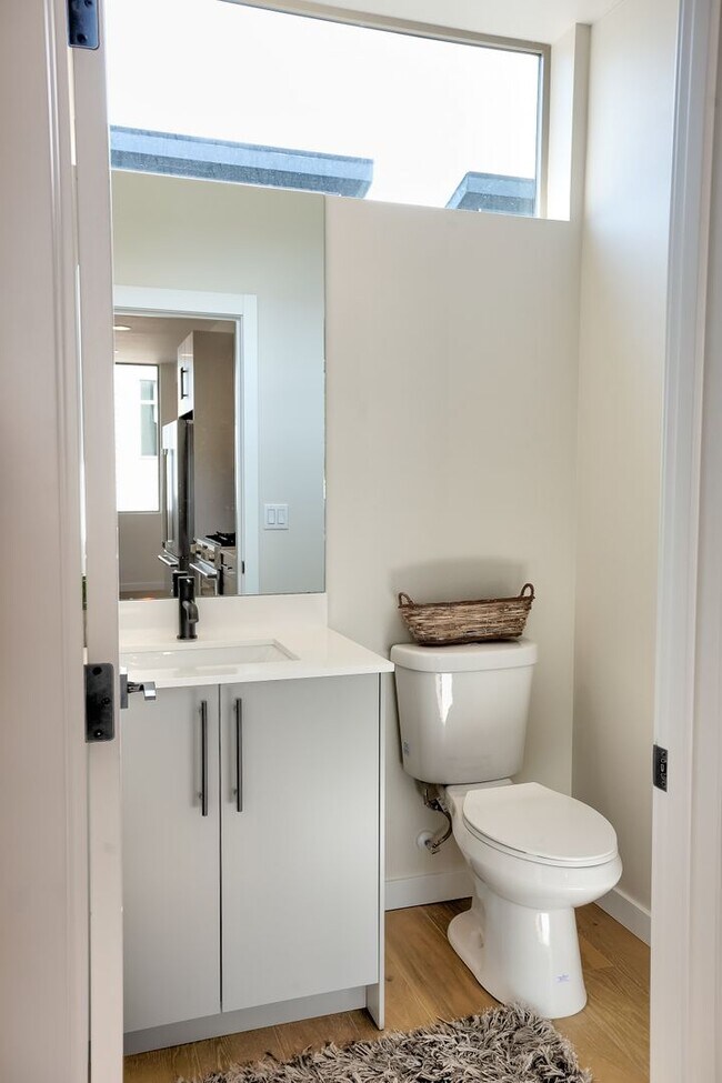 Building Photo - Ballard Townhouse