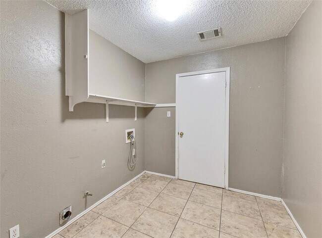 Building Photo - 10801 Lanshire Dr