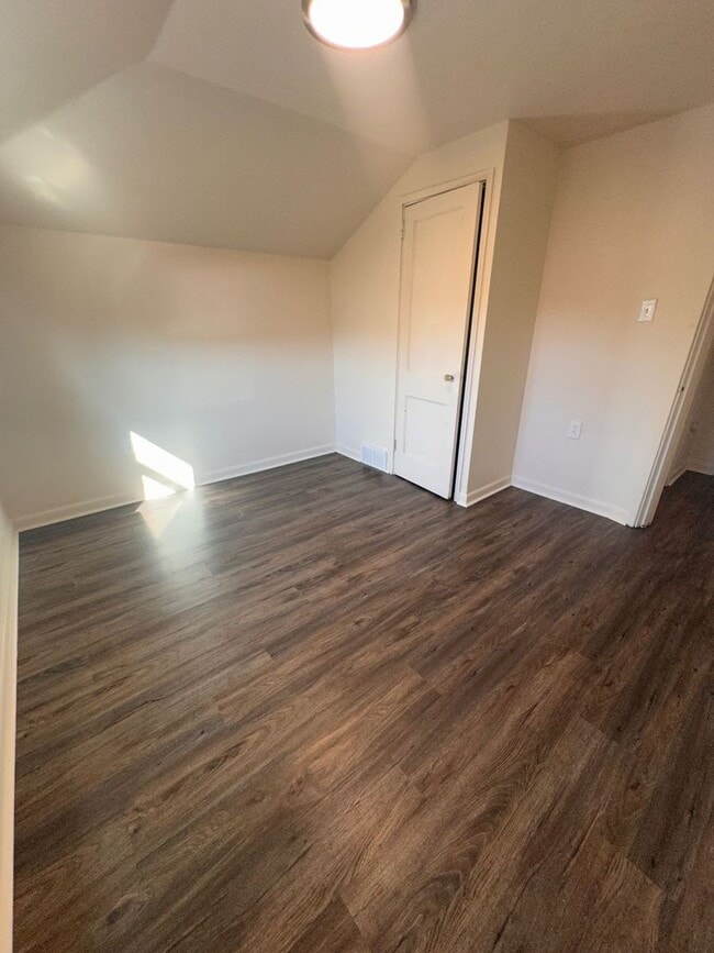 Building Photo - Newly Renovated 2 Bedroom Townhome