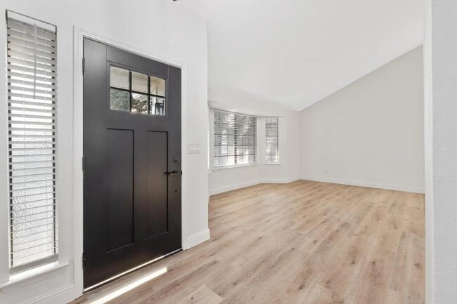 Building Photo - 6379 N Forestiere Ave