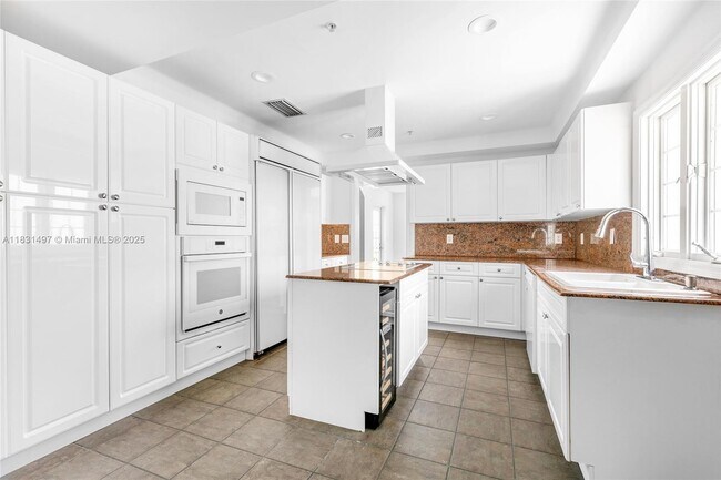 Building Photo - 1415 Sunset Harbour Dr
