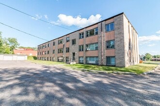 Building Photo - Available September! - 1 Bed 1 Bath Apartment