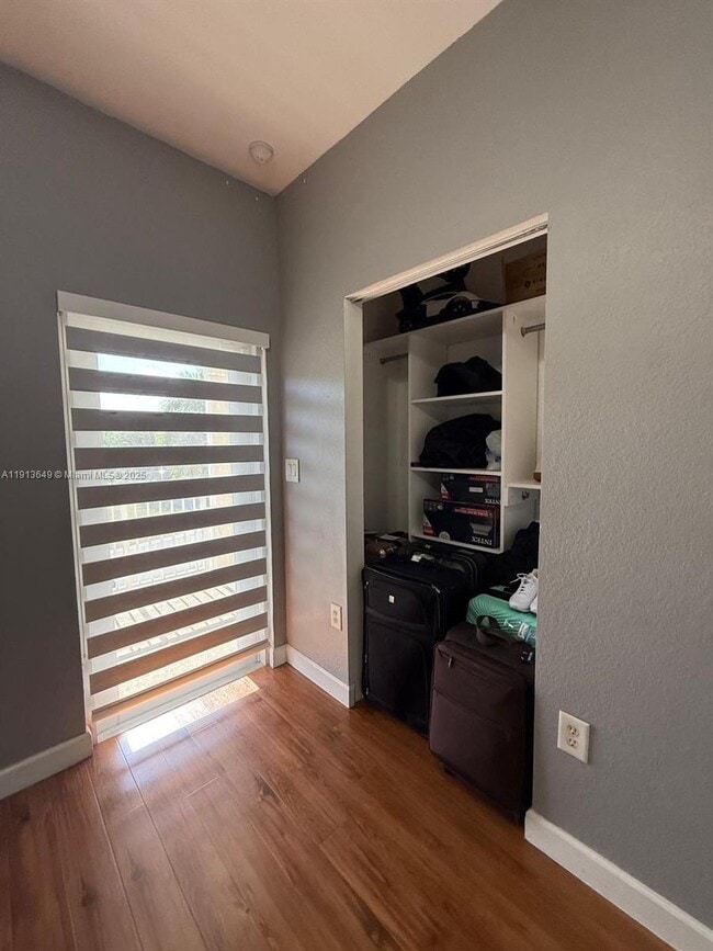 Building Photo - 239 SE 31st Terrace