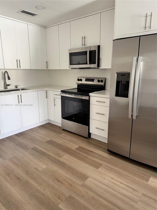 Building Photo - 9425 SW 4th Ln