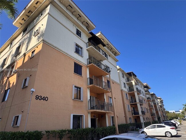 Building Photo - 9340 Fontainebleau Blvd