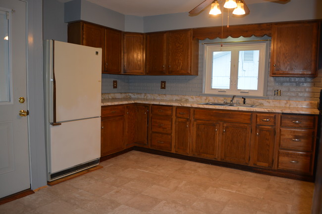 Nice large kitchen - 127 Sheldon Ave